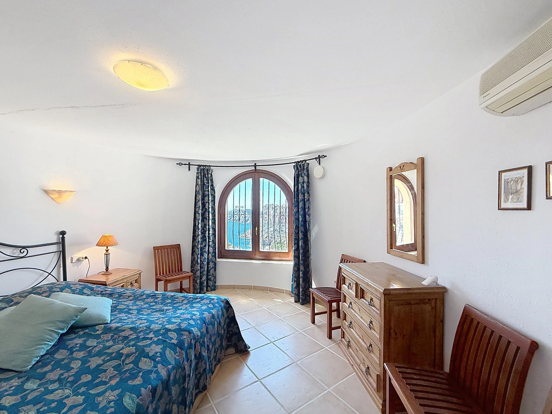 Cumbre del Sol villa with spectacular views of the sea and cliffs.