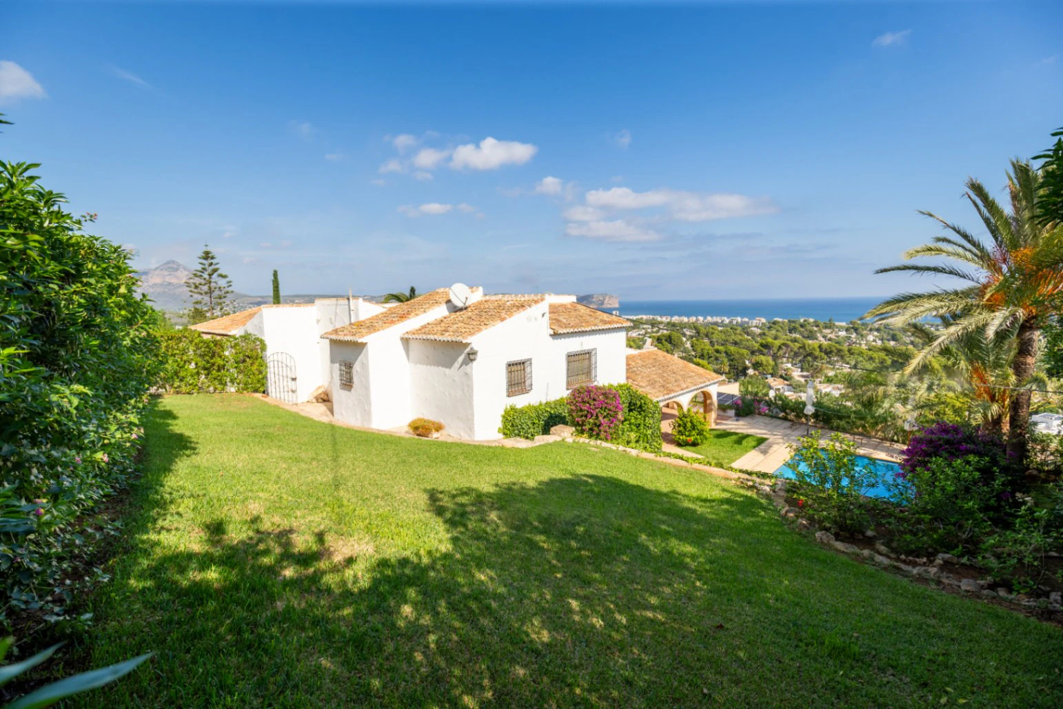 Villa with spectacular sea views in the 'El Tosalet' urbanization in Jávea.