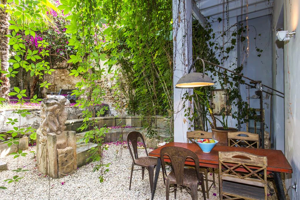 Two-storey town house with extensive interior patio, Dénia