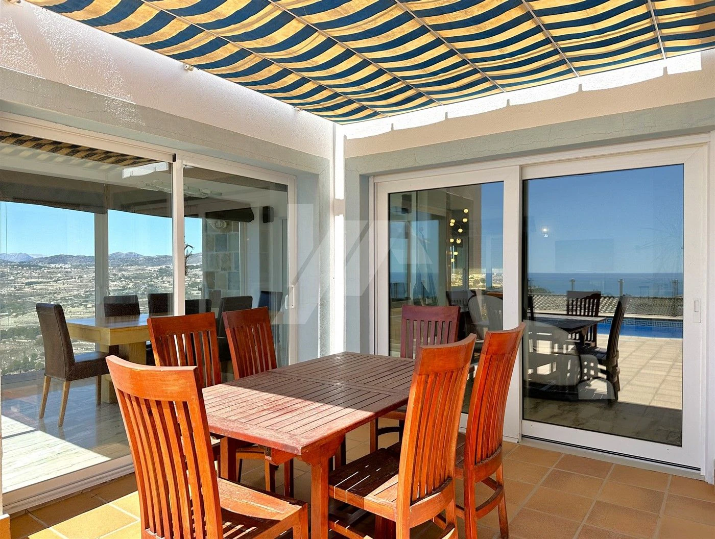 Uitzonderlijke villa te koop met uitzicht op zee in Moraira.