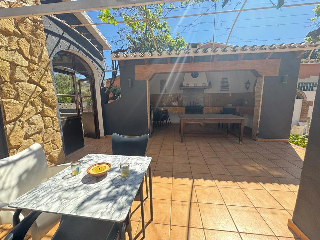 Independent chalet with large plot and private pool in Las Marinas - Dénia