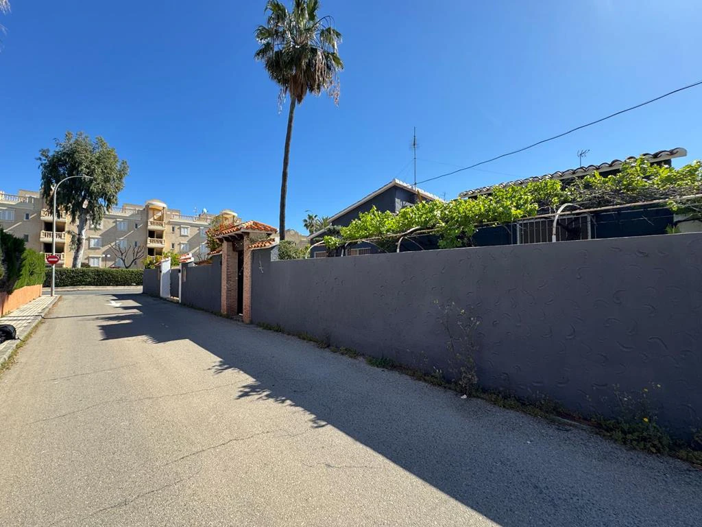 Independent chalet with large plot and private pool in Las Marinas - Dénia