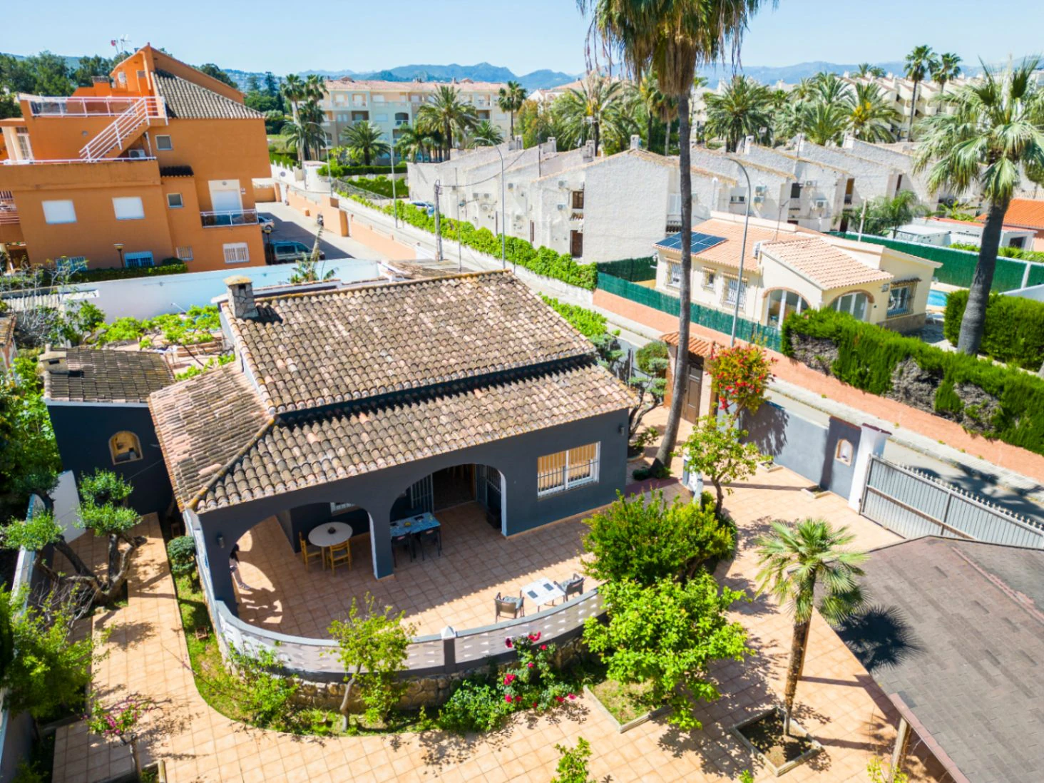 Independent chalet with large plot and private pool in Las Marinas - Dénia