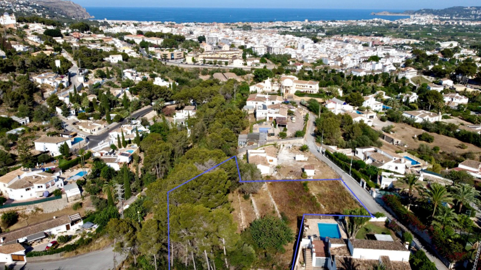 Plot located a short distance from the old town of Javea with a preliminary project.