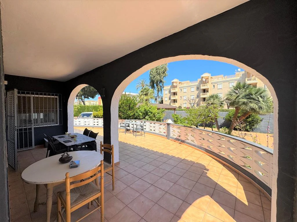 Independent chalet with large plot and private pool in Las Marinas - Dénia
