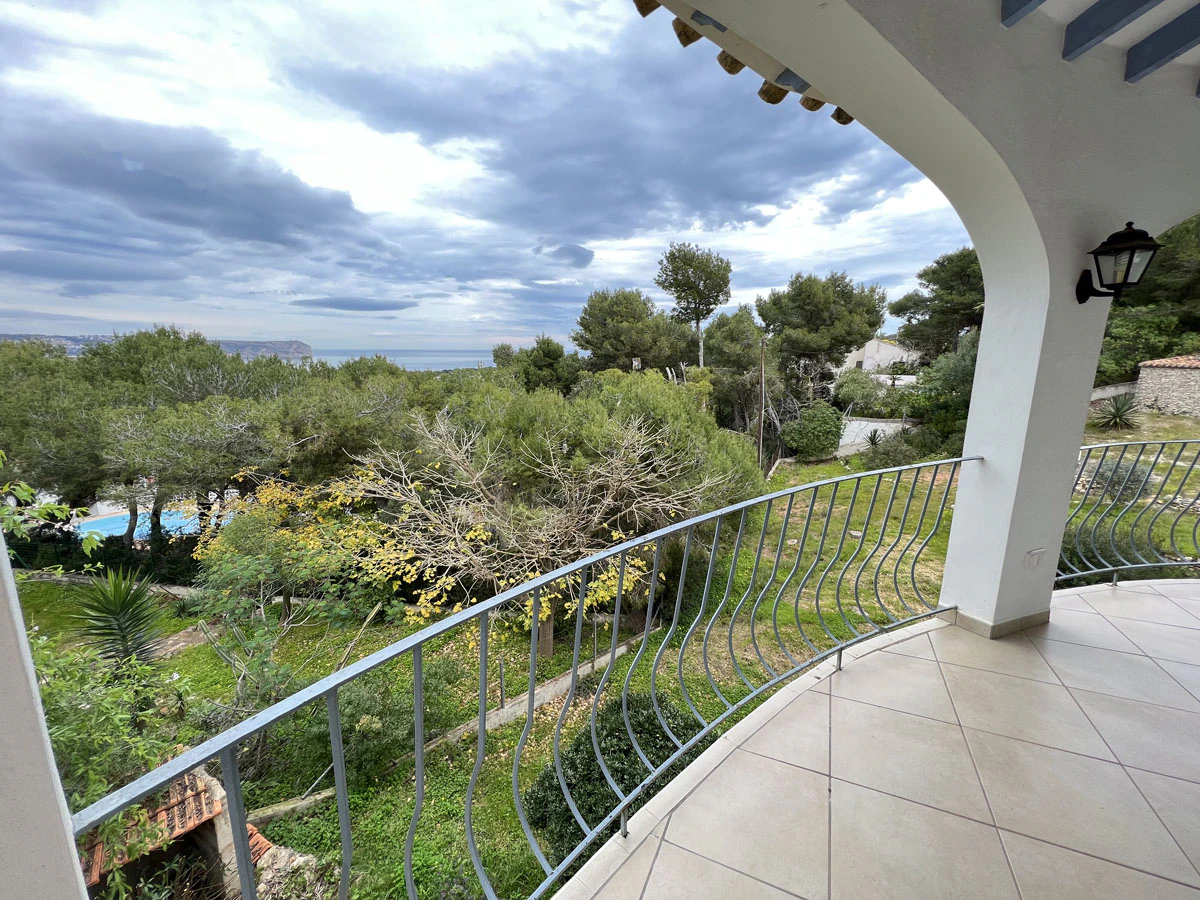 Villa in de buurt van het strand met uitzicht op zee in Javea