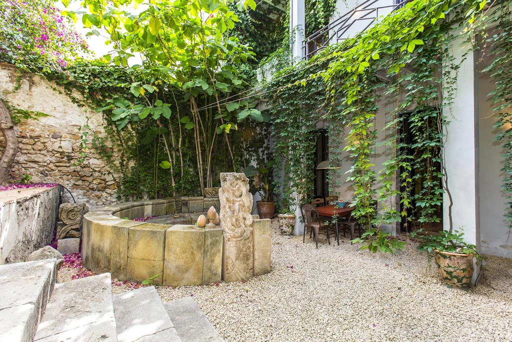 Two-storey town house with extensive interior patio, Dénia