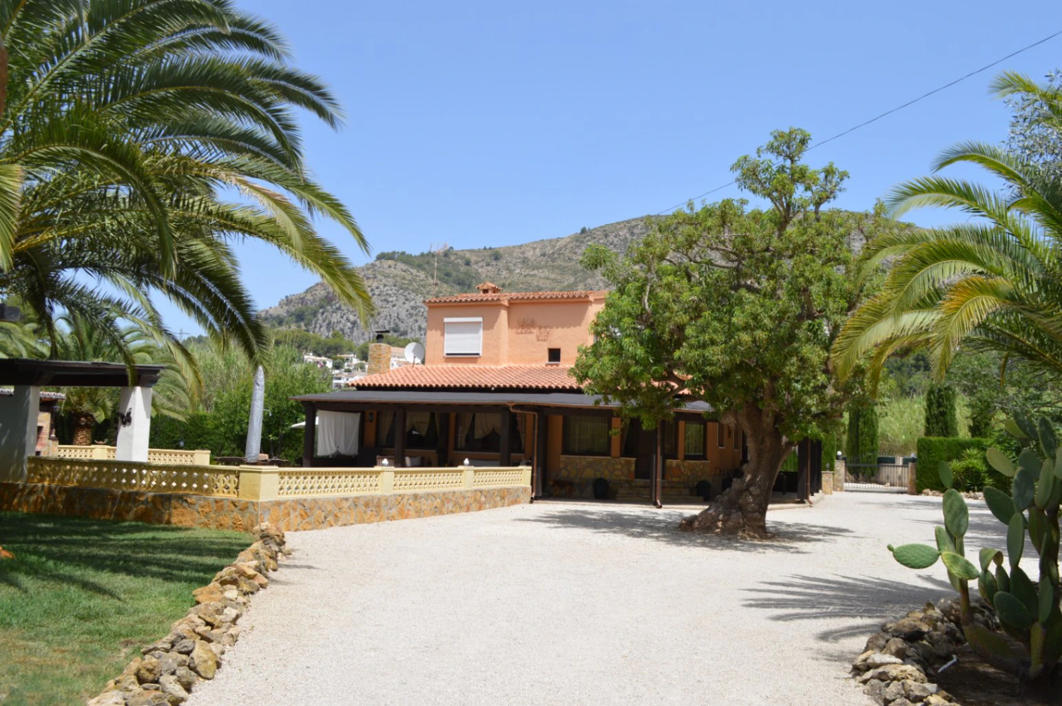 Villa for sale in Alcalali: Private, large south-facing plot, walking distance
