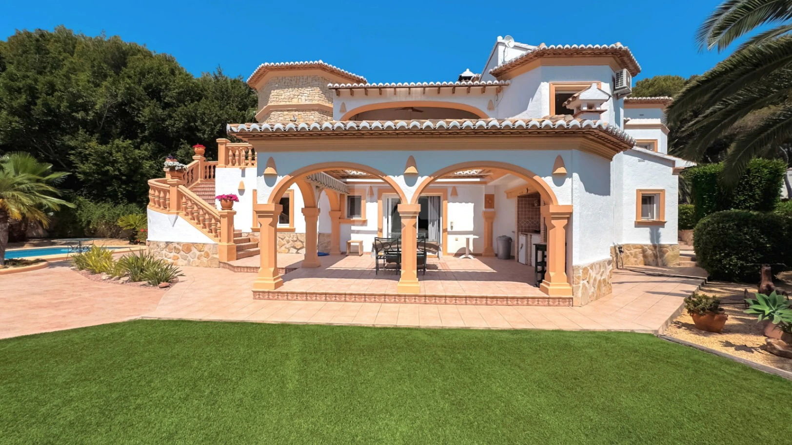 Villa de lujo en venta en Moraira con vistas al mar.