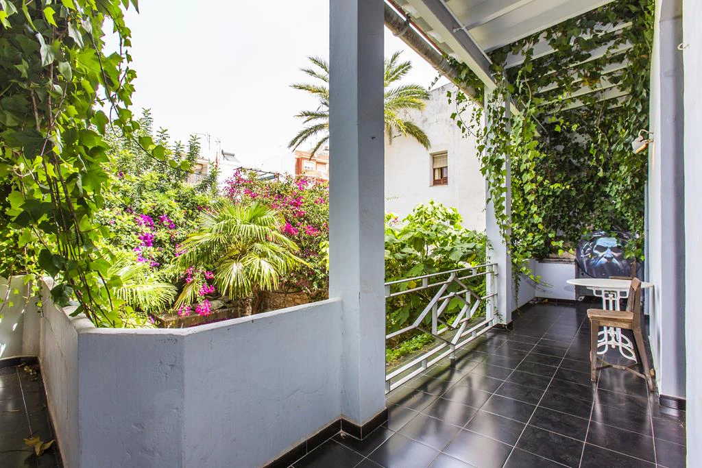 Two-storey town house with extensive interior patio, Dénia