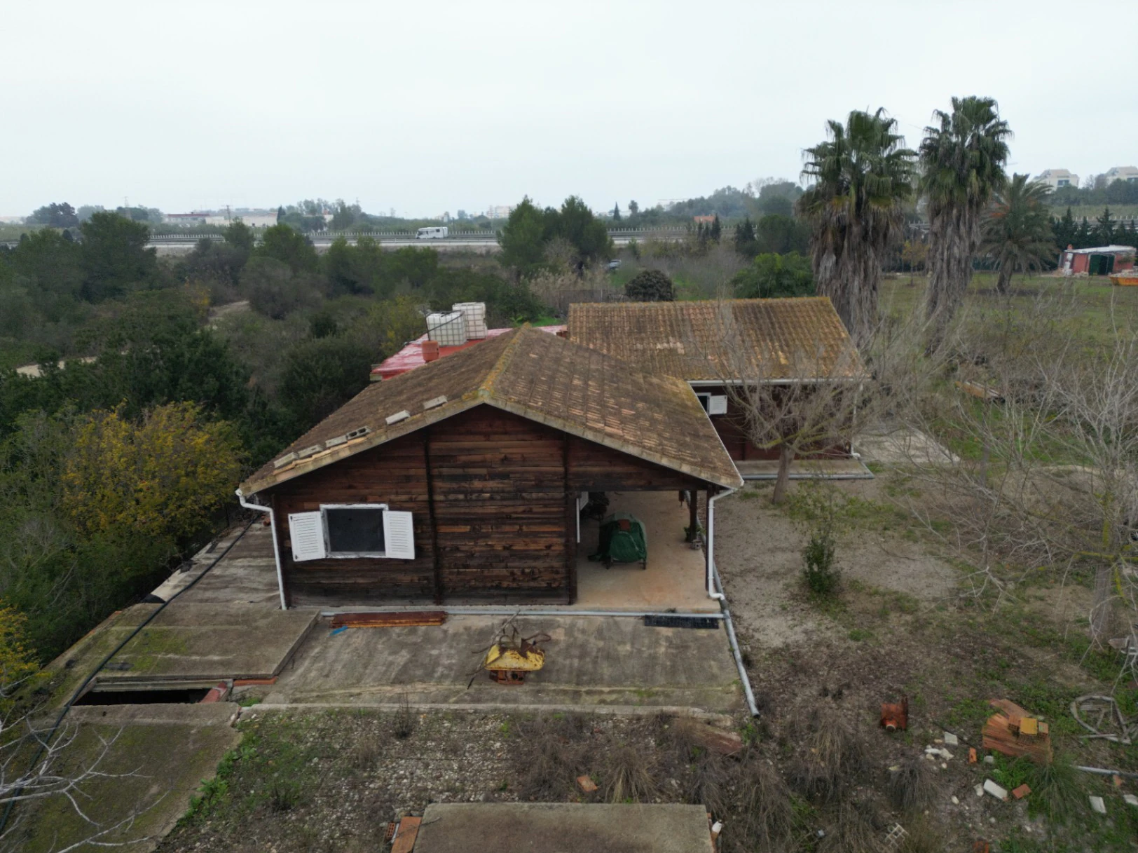 Maison sur un grand terrain urbain