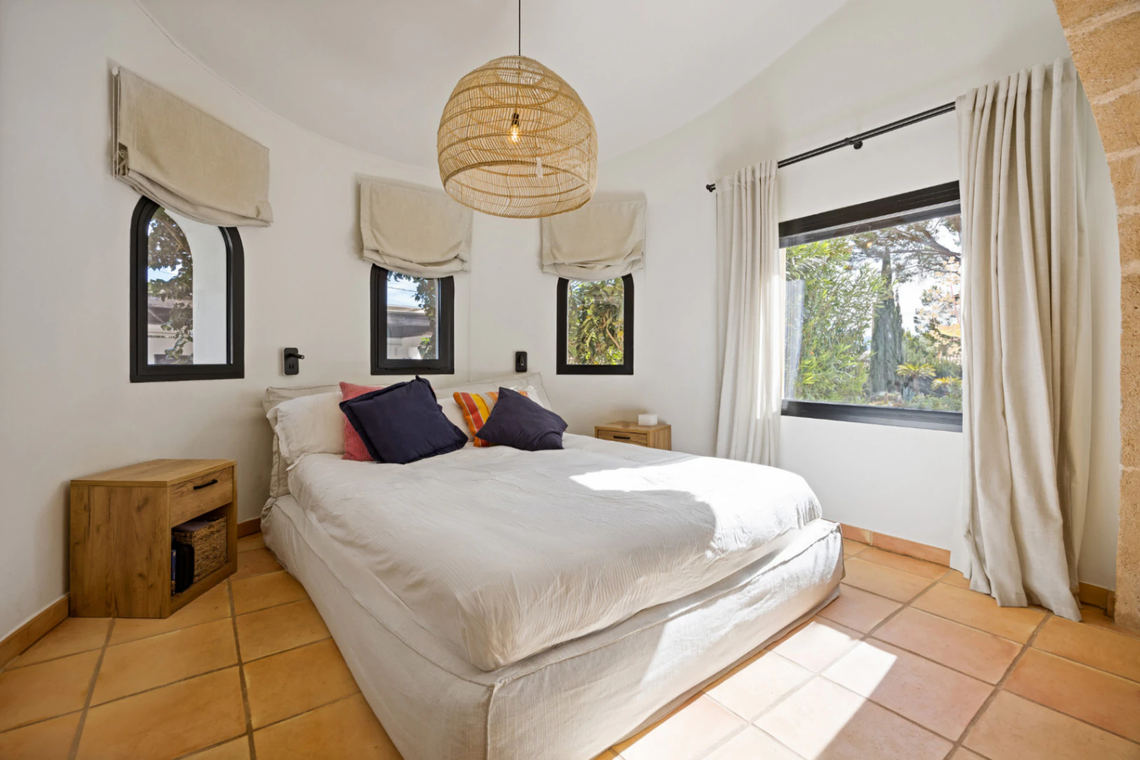 Renovated villa in the Montgo area with a separate guest house.