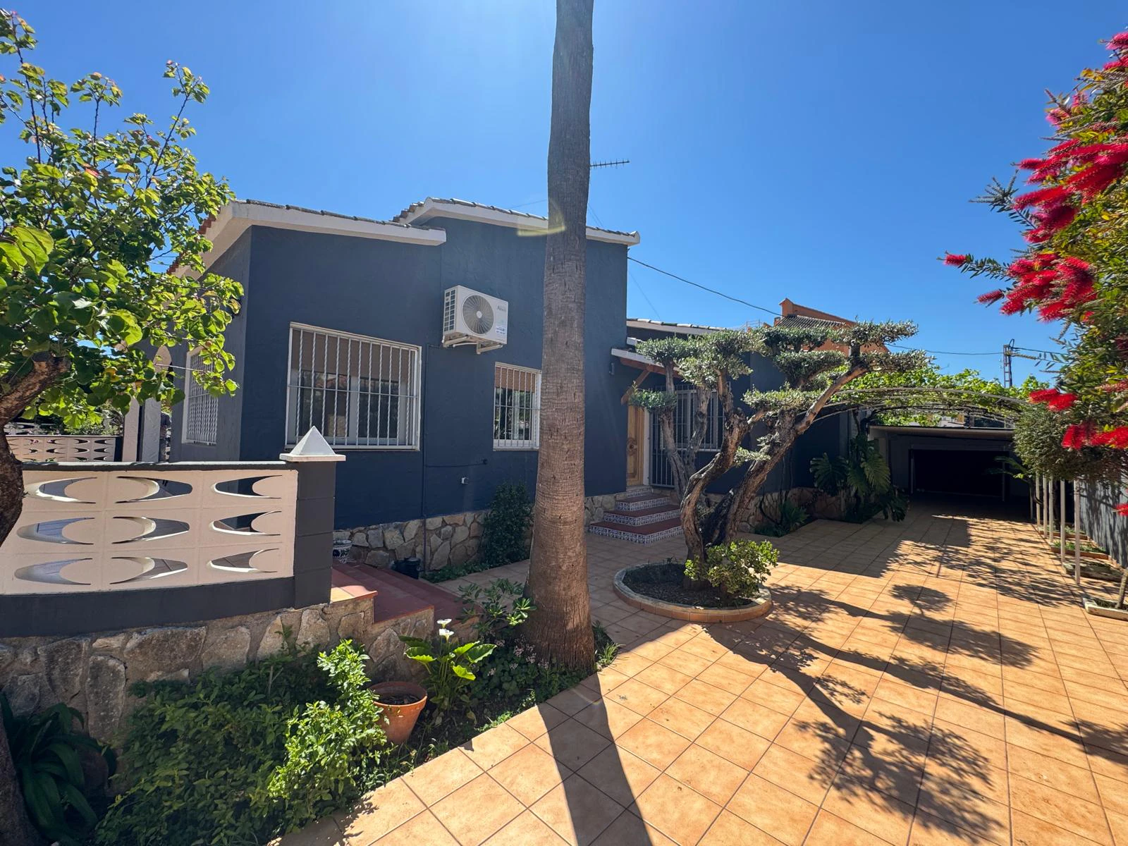 Independent chalet with large plot and private pool in Las Marinas - Dénia