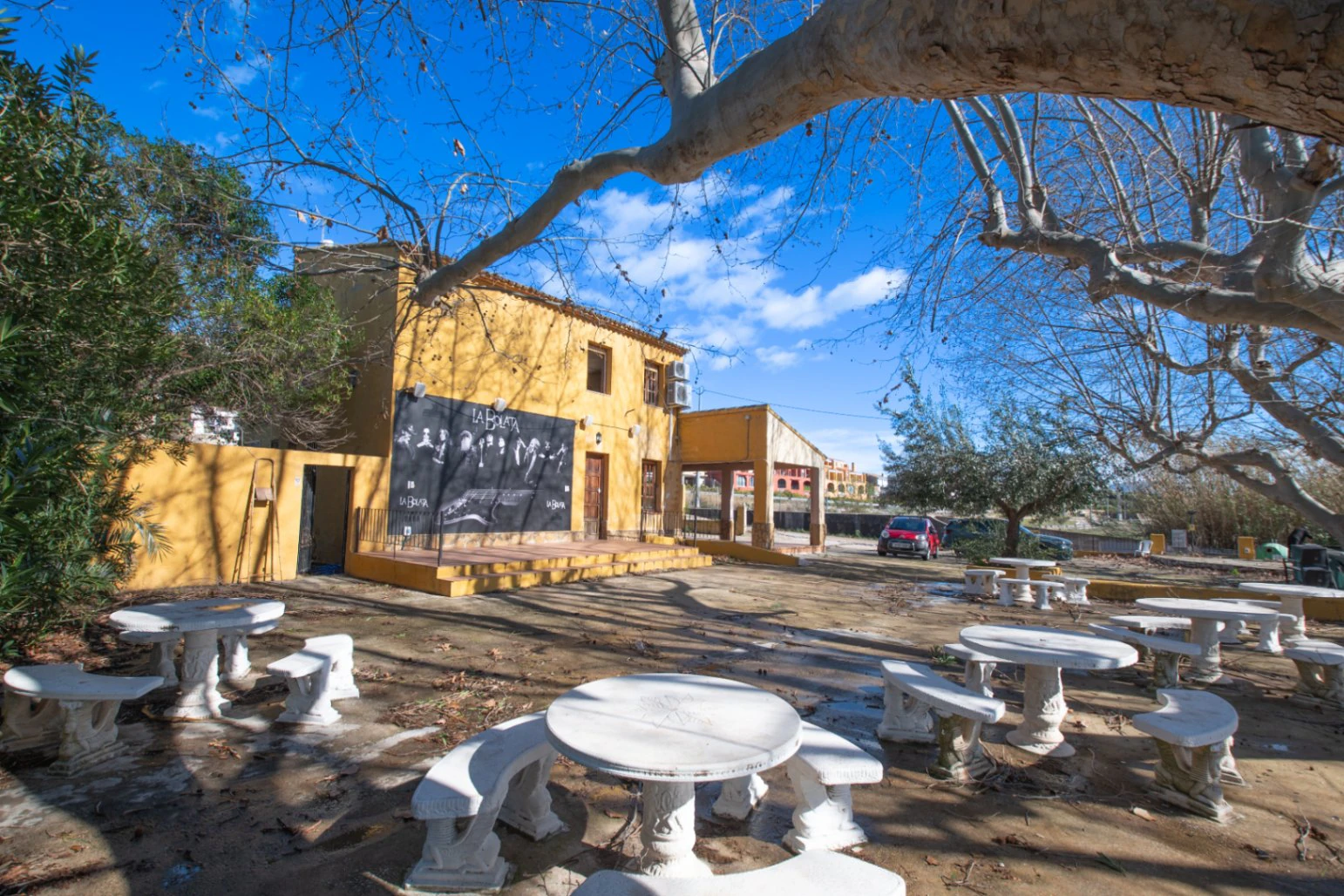 Restaurante y bar comercial en venta en Sanet y Negrals – Propiedad emblemática con aparcamiento