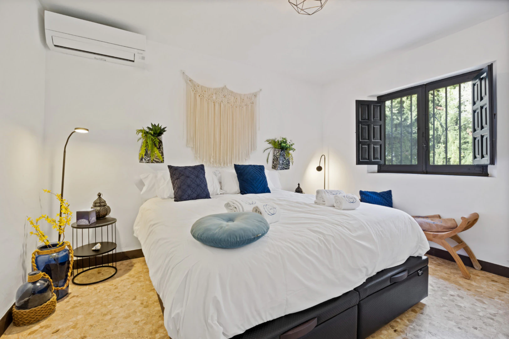 Renovated villa in the Montgo area with a separate guest house.