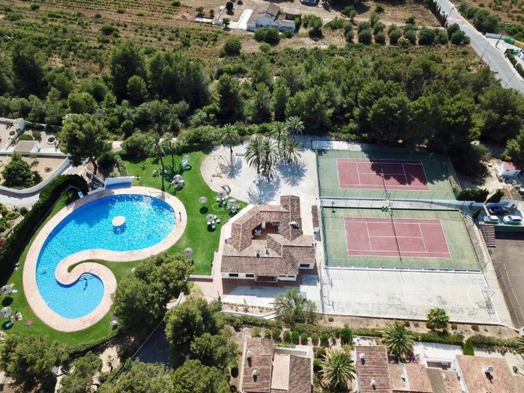 Double-Level 3 Bedroom House Pueblo Alcasar Pool Gardens & Facilities