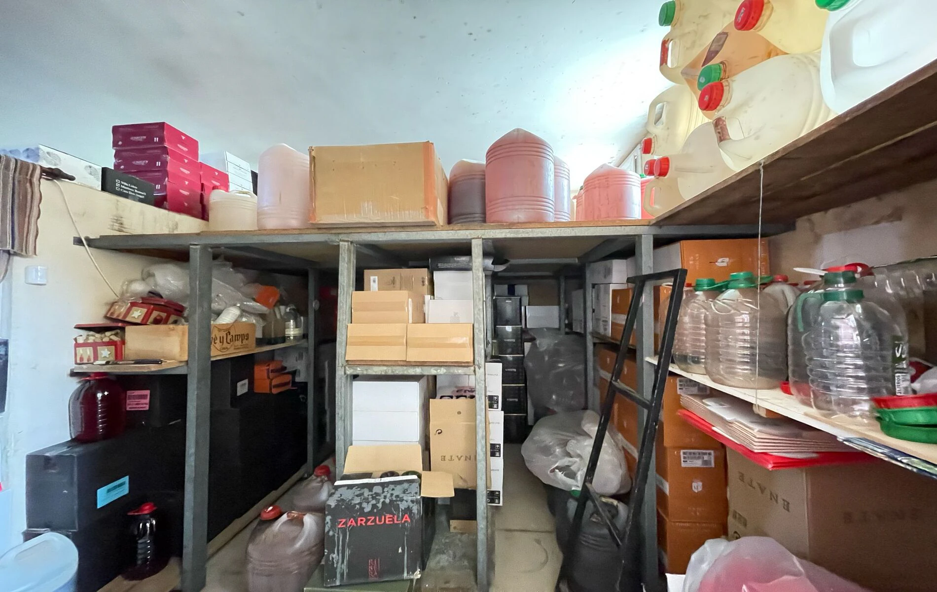 LOCAL COMERCIAL EN MORAIRA CON LICENCIAS DE VENTA DE ALIMENTACION Y BEBIDAS ALCOHÓLICAS