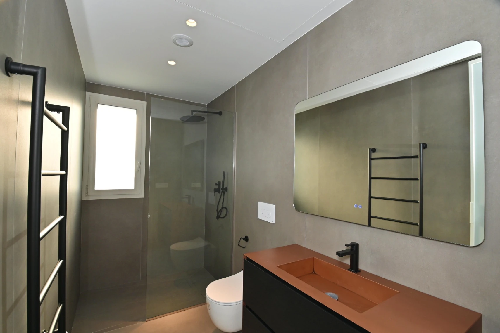 Luxe villa met zeezicht te koop in Moraira