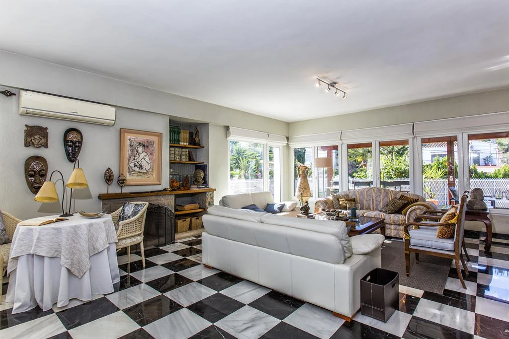 Villa with 2950 m² plot just 700 m from Marineta Cassiana, Dénia