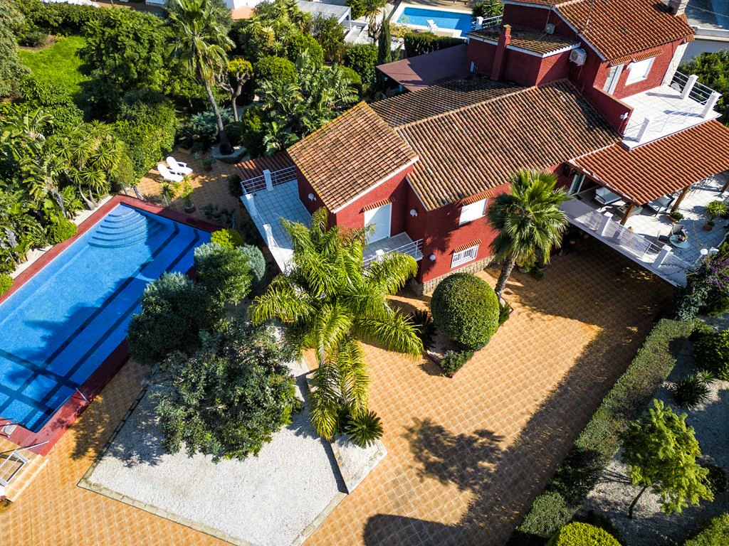 Villa with 2950 m² plot just 700 m from Marineta Cassiana, Dénia
