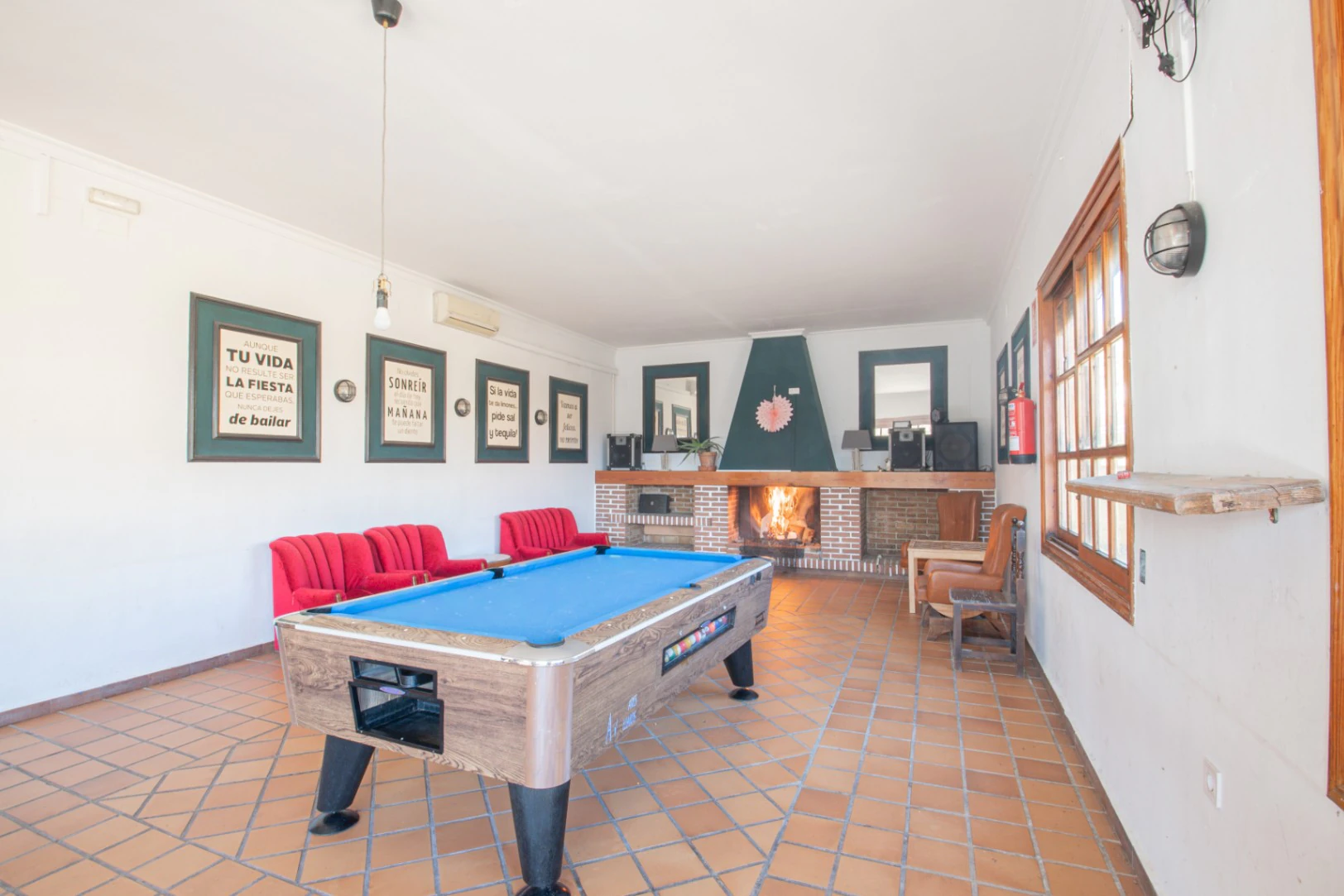 Restaurante y bar comercial en venta en Sanet y Negrals – Propiedad emblemática con aparcamiento