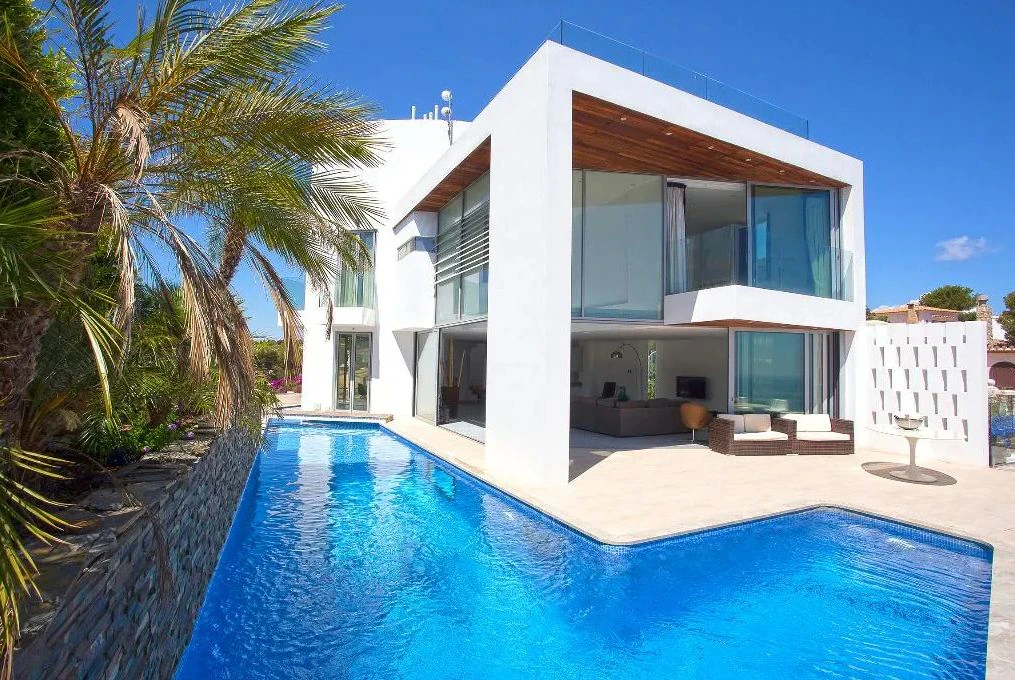 Luxurious modern frontline villa with stunning sea views