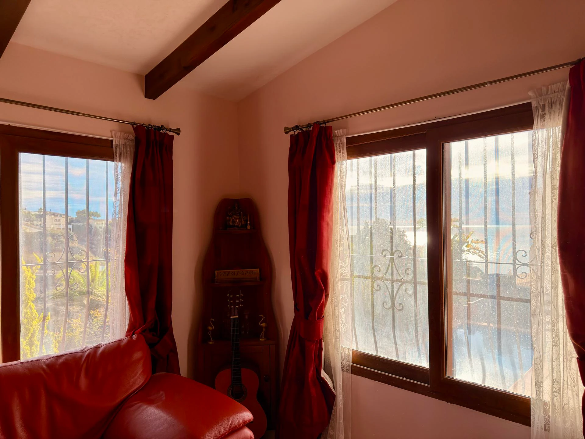 Cumbre del Sol: a Mediterranean-style villa with a swimming pool and sea views