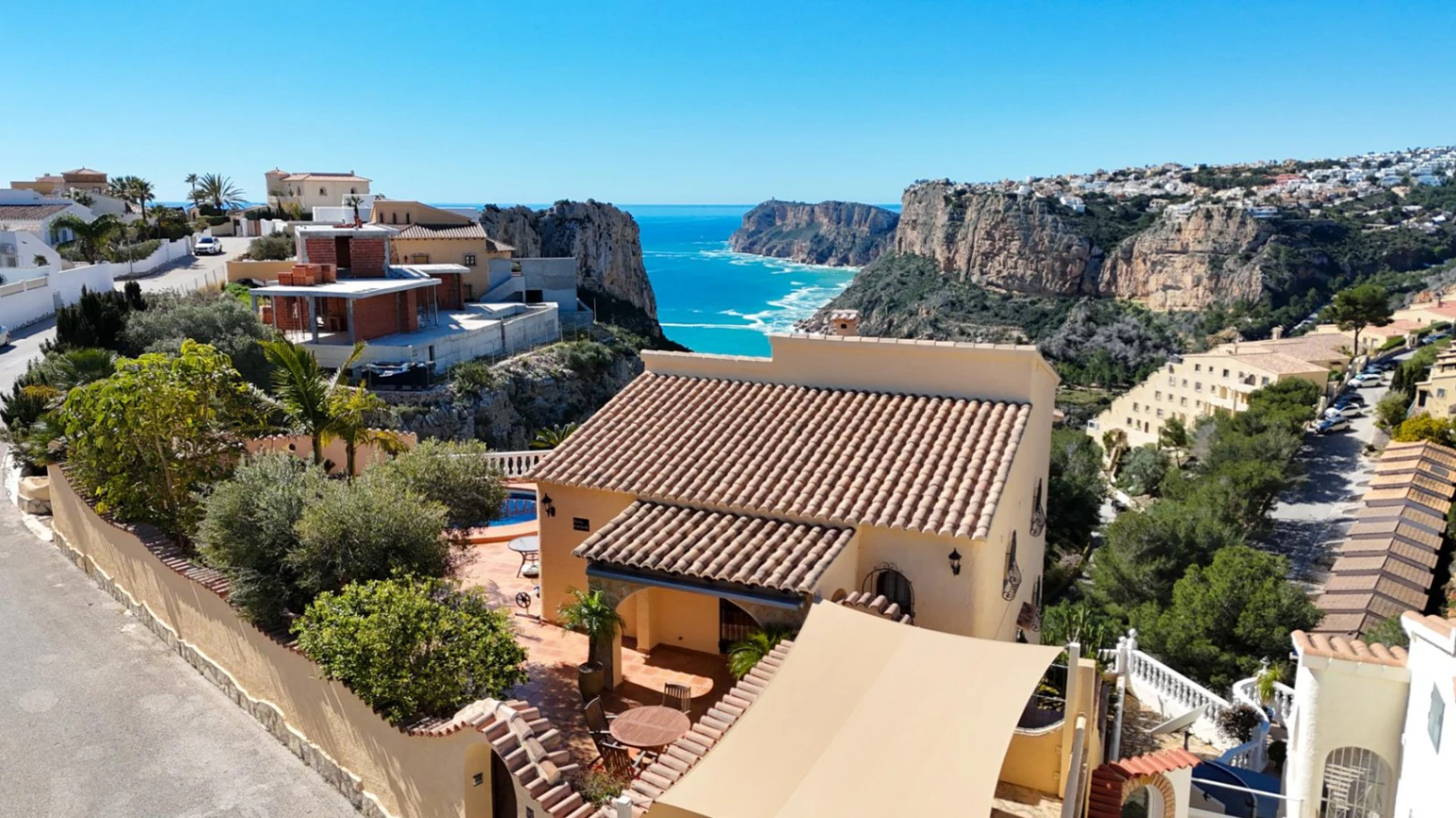 Cumbre del Sol villa with spectacular views of the sea and cliffs.