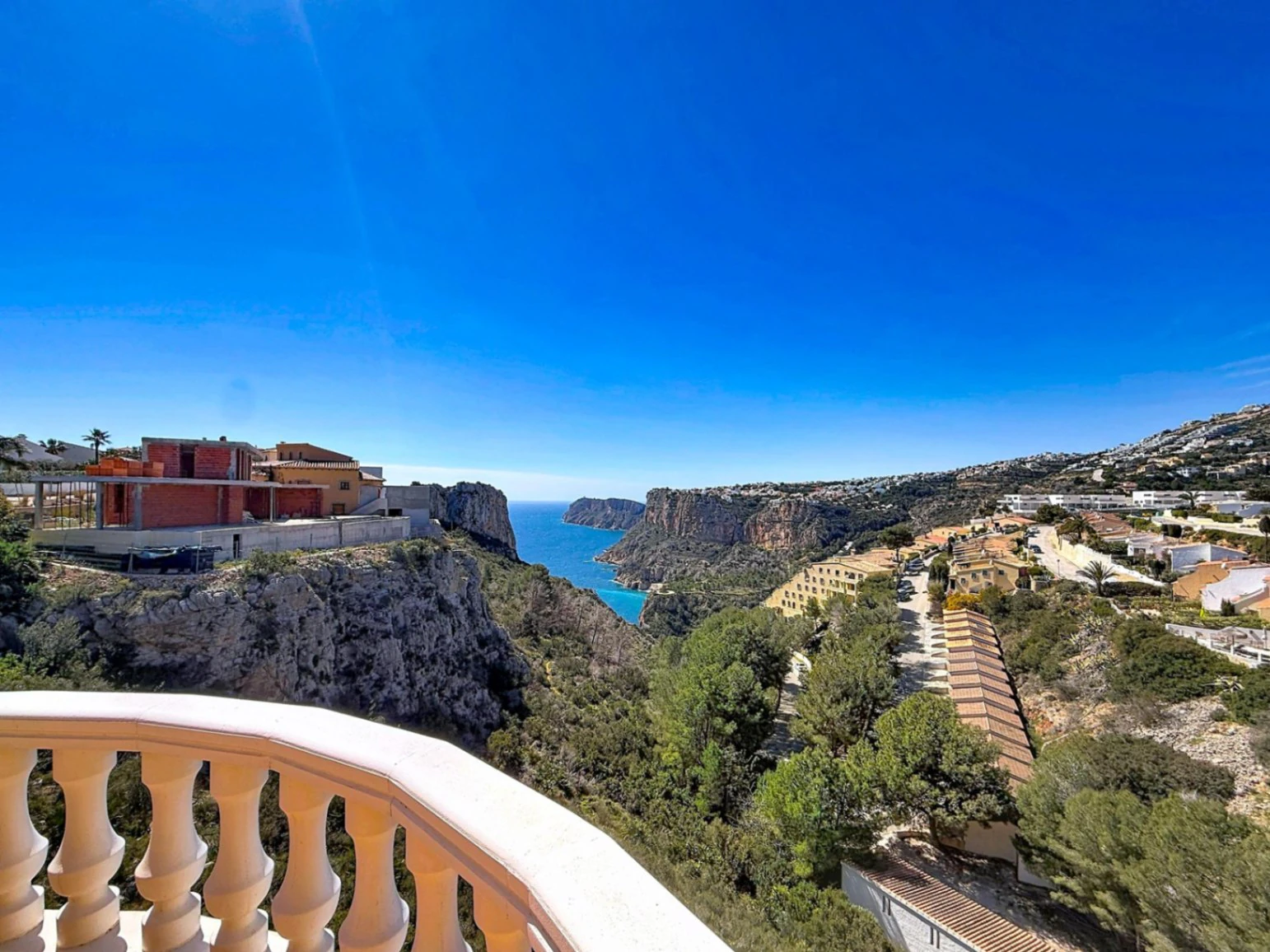 Cumbre del Sol villa with spectacular views of the sea and cliffs.