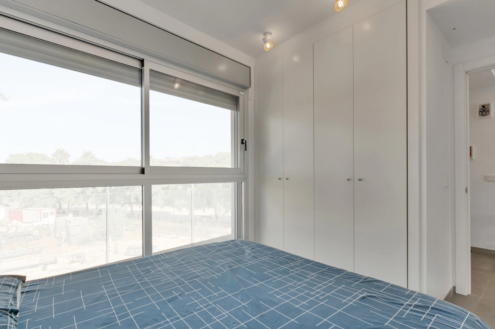 Modern 3-bedroom apartment with a large terrace.