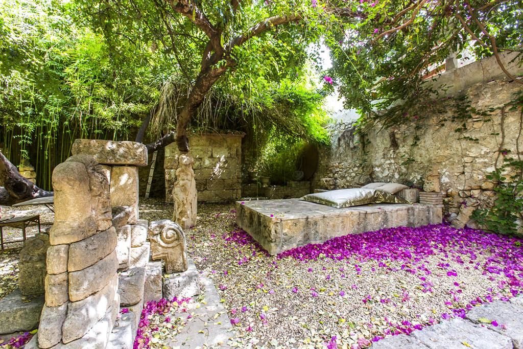 Two-storey town house with extensive interior patio, Dénia