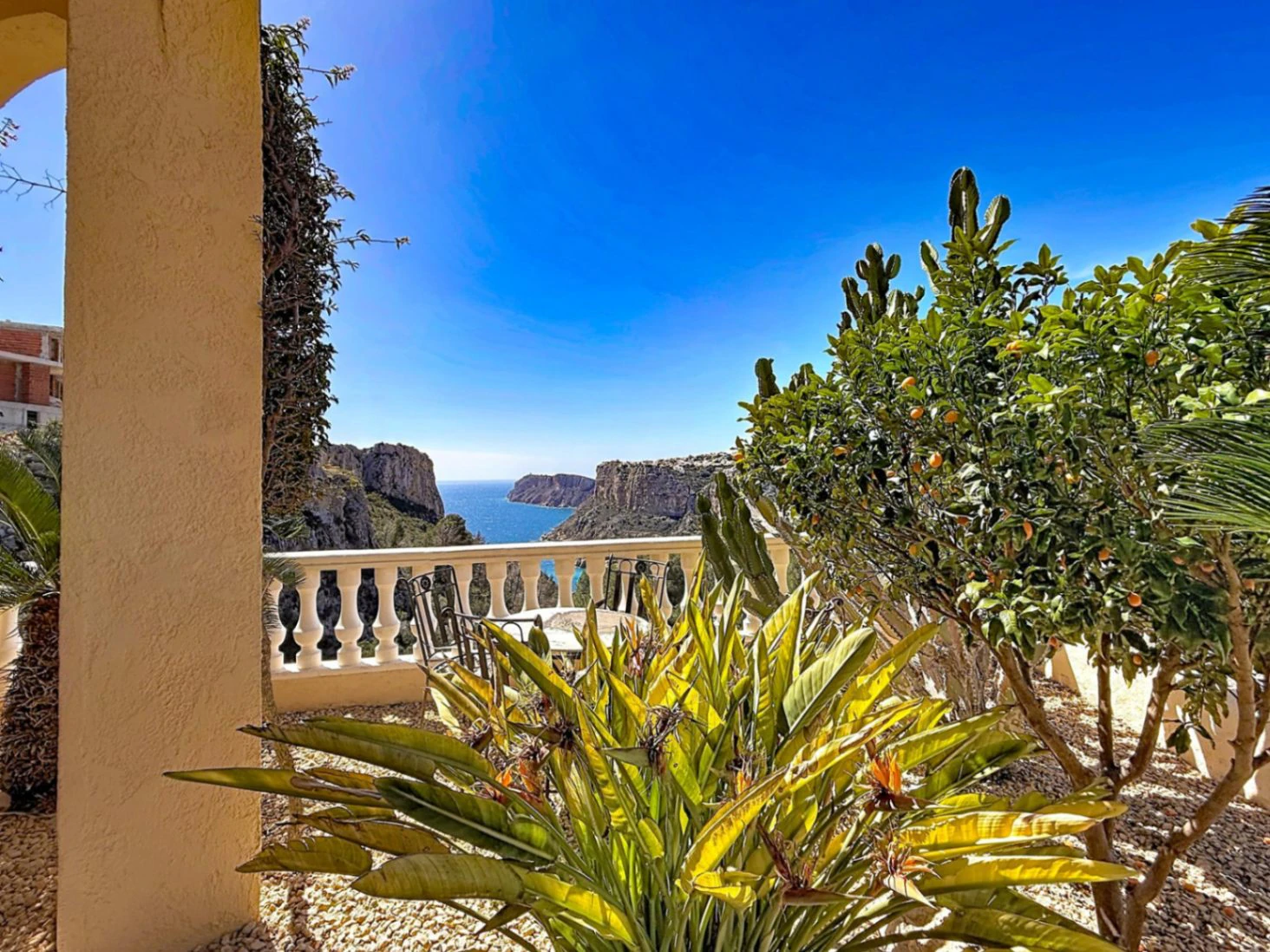 Cumbre del Sol villa with spectacular views of the sea and cliffs.