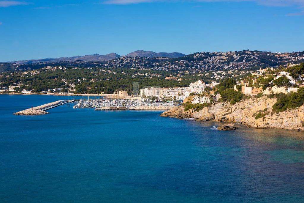 Plot for sale in Moraira, open views.