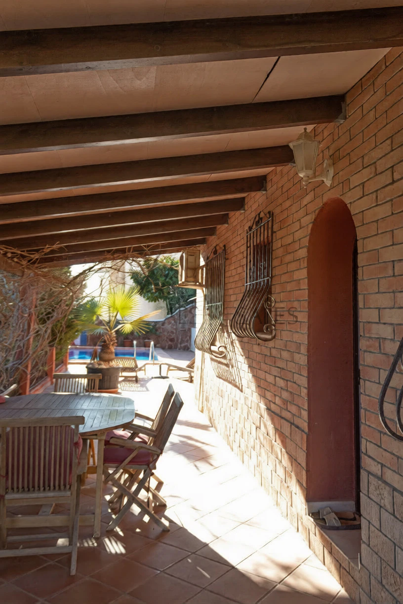 Cumbre del Sol: a Mediterranean-style villa with a swimming pool and sea views