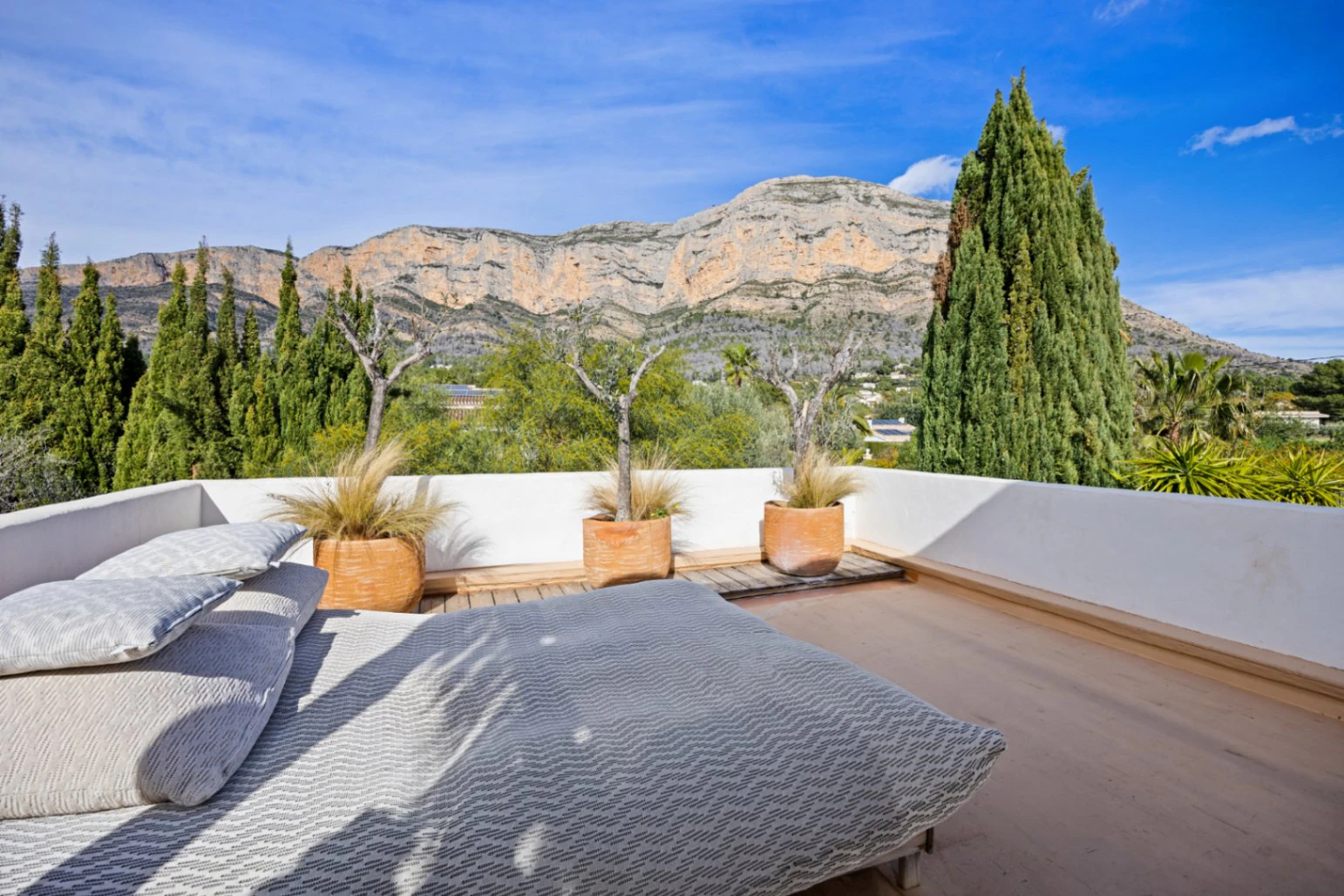 Renovated villa in the Montgo area with a separate guest house.