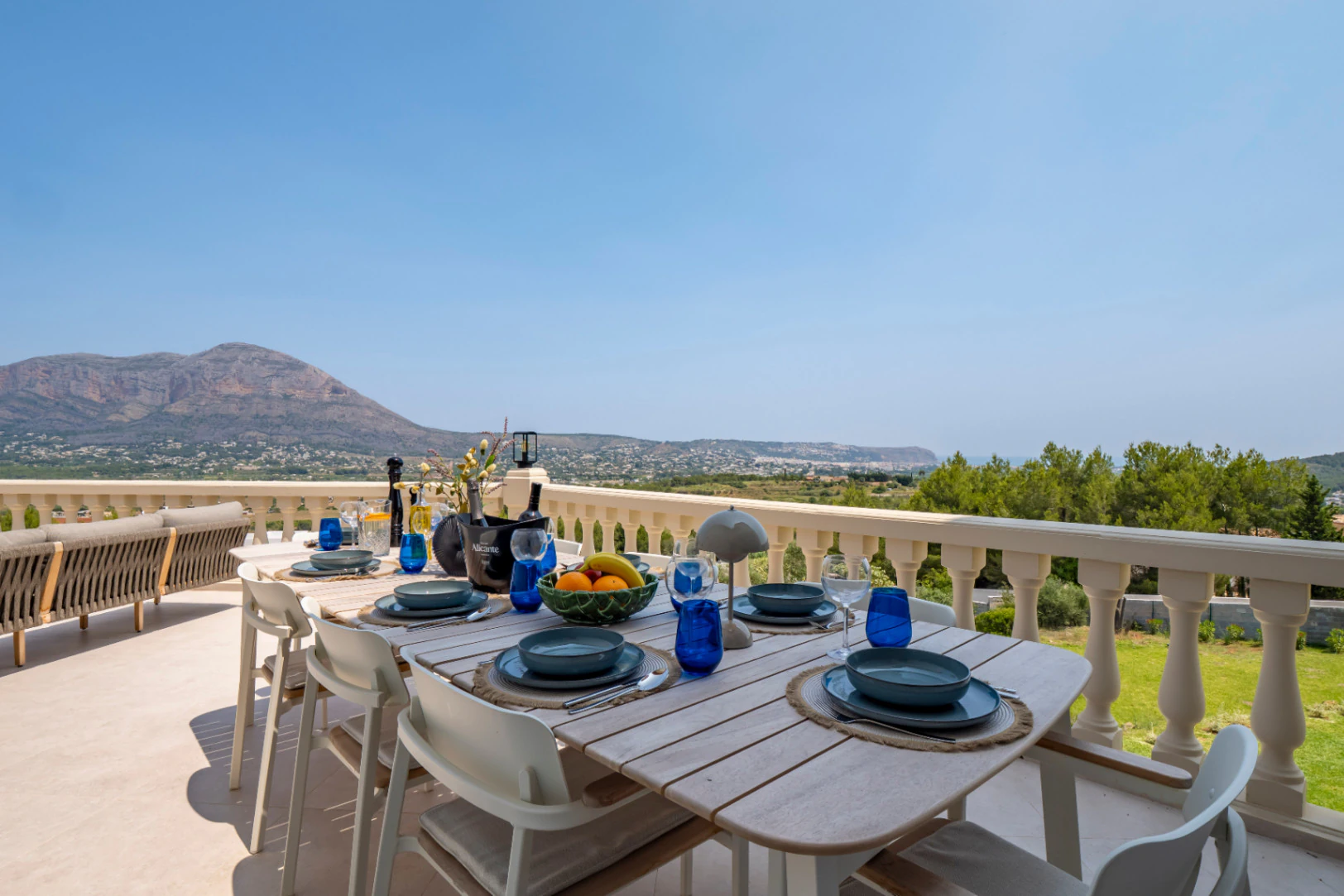 Recently renovated villa with stunning panoramic views of Jávea.