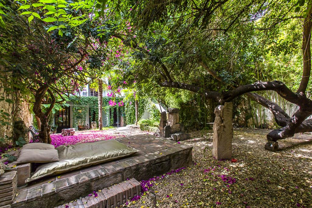 Two-storey town house with extensive interior patio, Dénia
