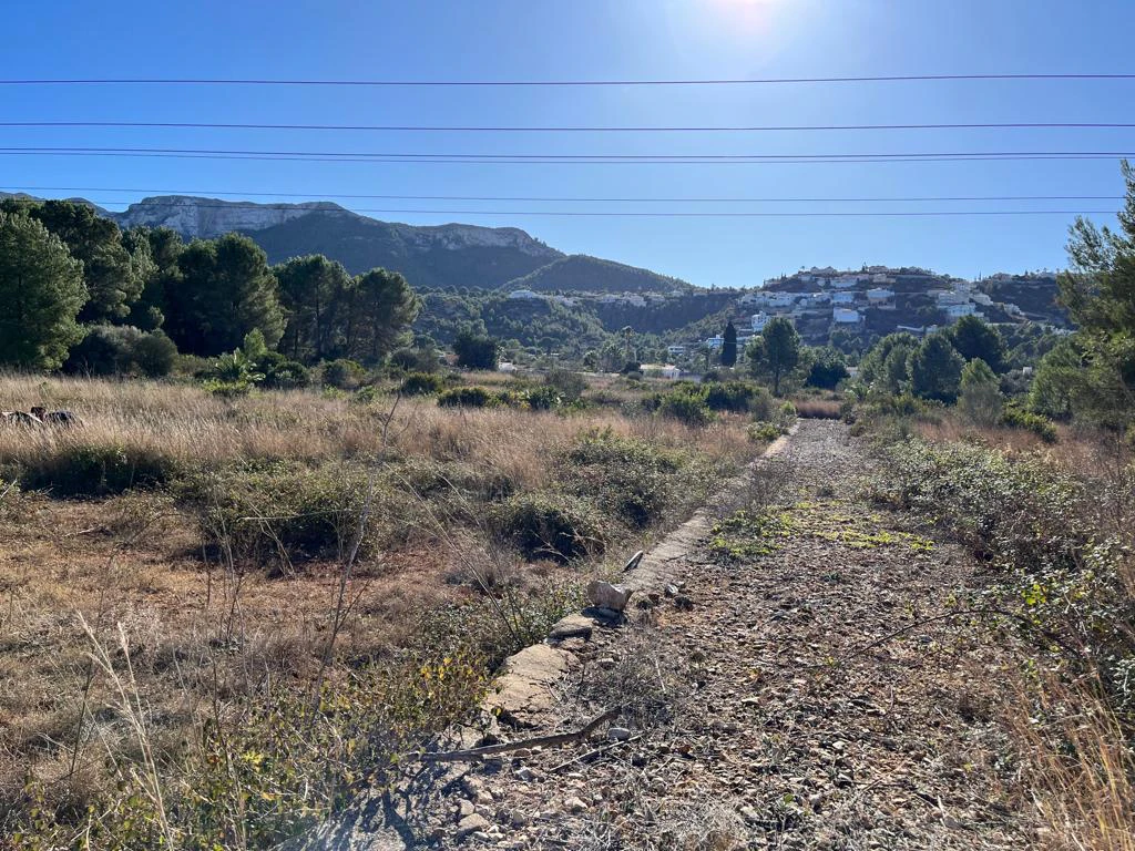 Finca en un terreno rústico en venta en Denia