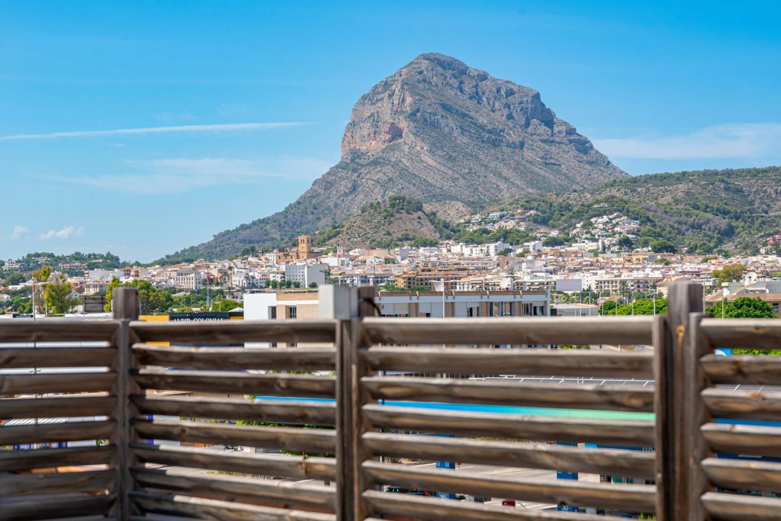 Exclusive penthouse with a large private terrace near the beach and amenities in Jávea.