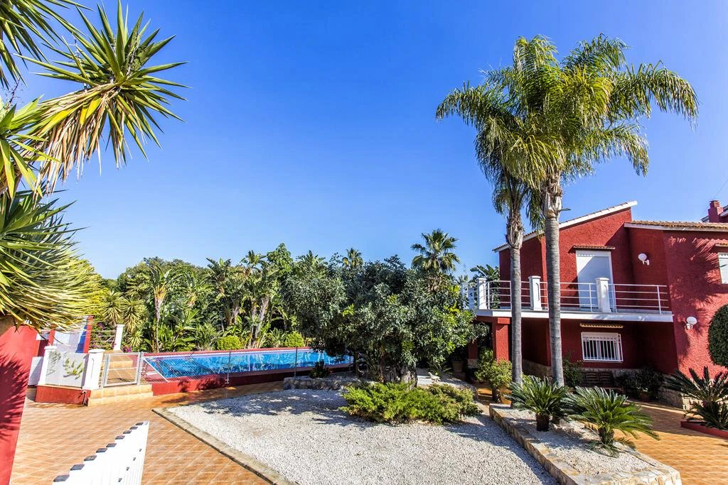 Villa with 2950 m² plot just 700 m from Marineta Cassiana, Dénia