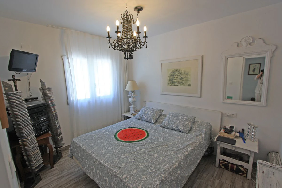VILLA WITH OPEN VIEWS IN DÉNIA