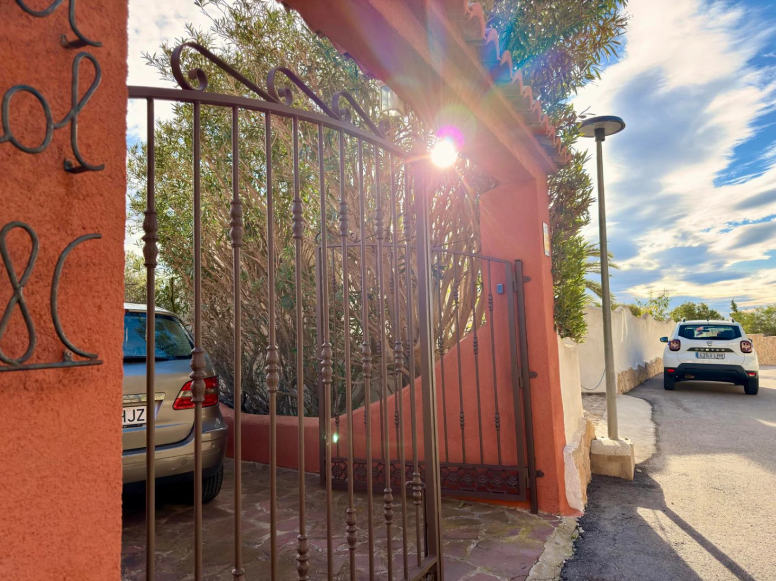 Cumbre del Sol: a Mediterranean-style villa with a swimming pool and sea views