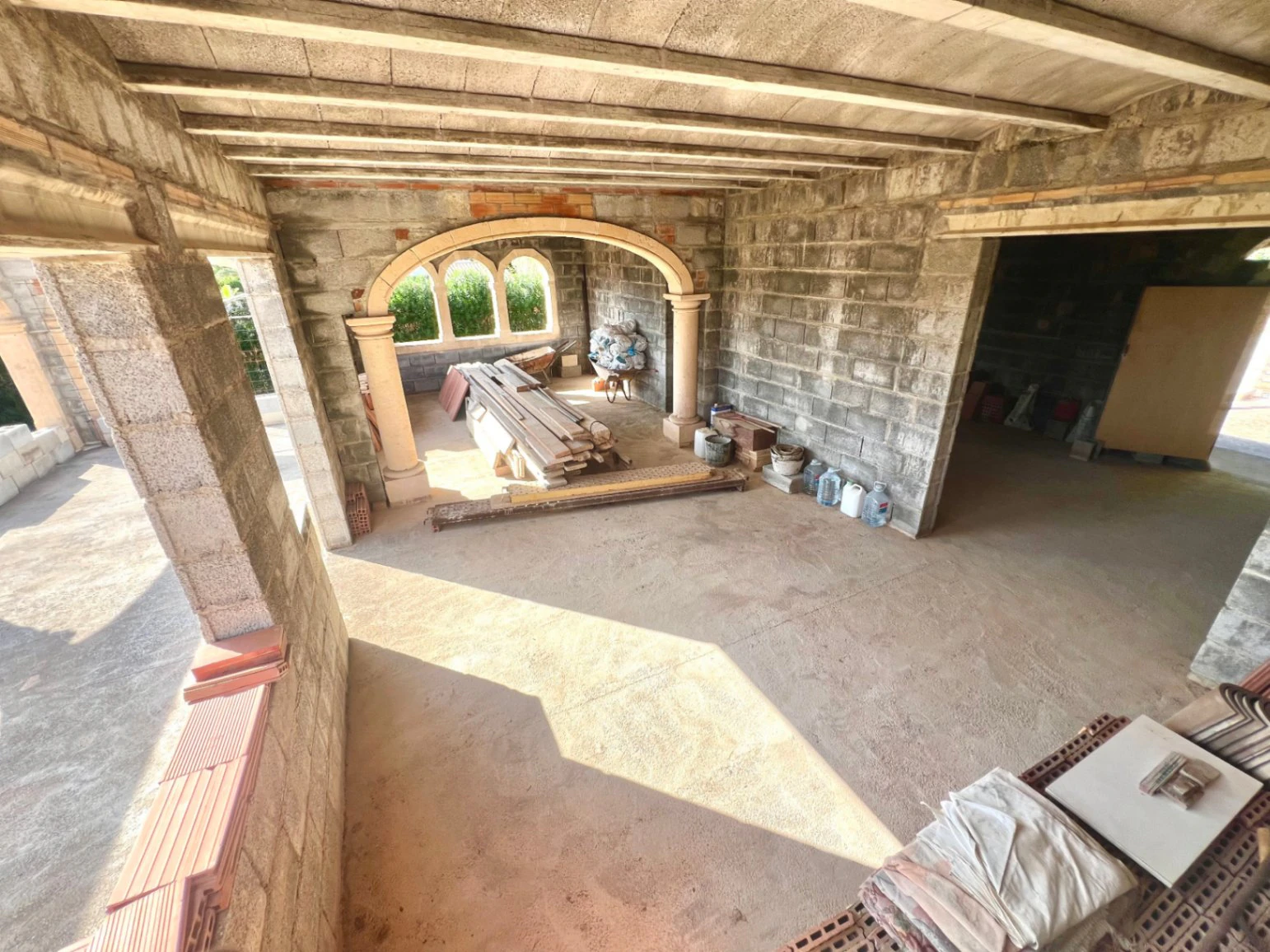 Property with a large plot, with a construction to be completed, in a sought-after area of Jávea.