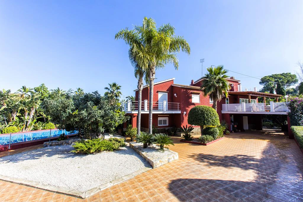 Villa with 2950 m² plot just 700 m from Marineta Cassiana, Dénia