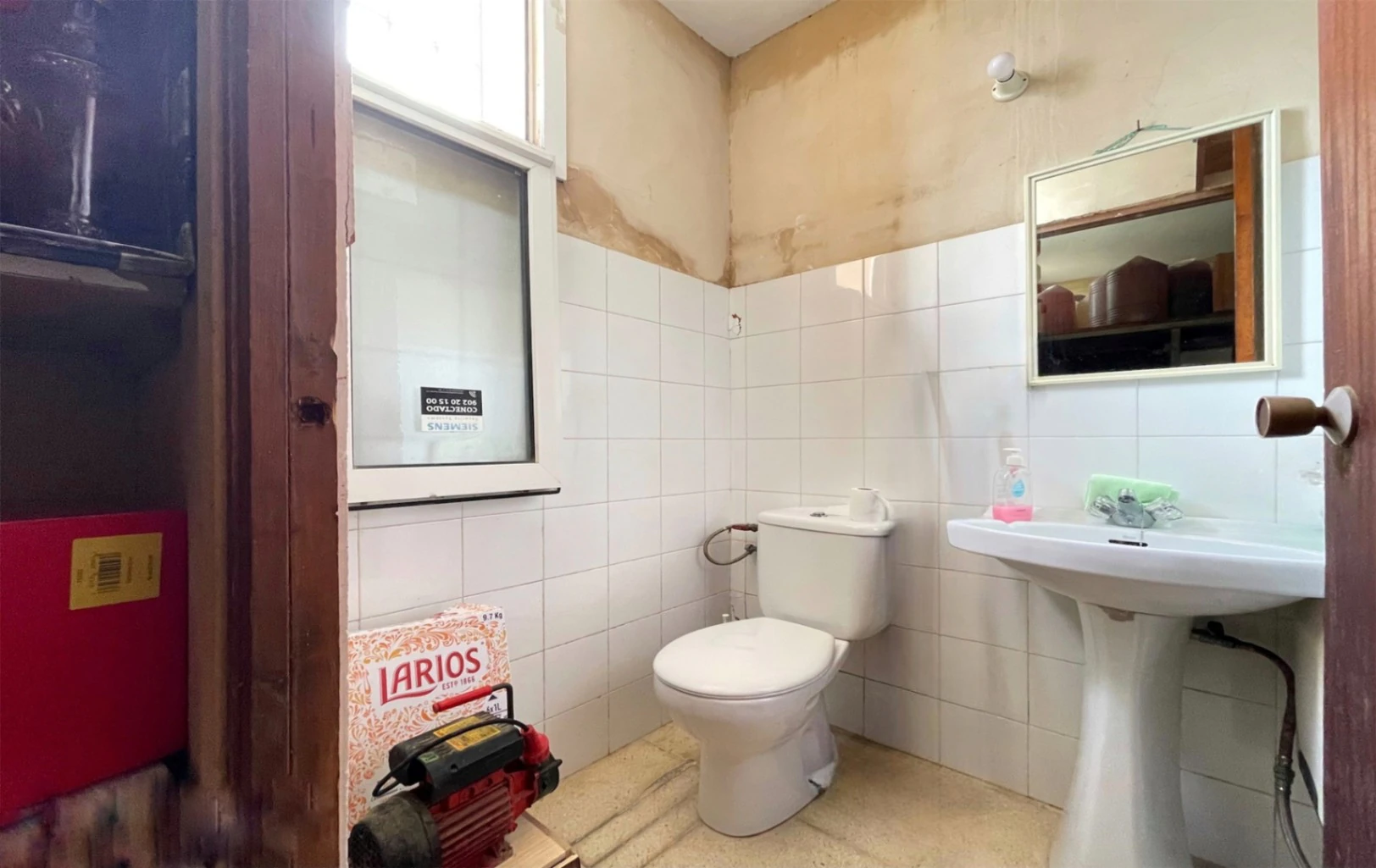LOCAL COMERCIAL EN MORAIRA CON LICENCIAS DE VENTA DE ALIMENTACION Y BEBIDAS ALCOHÓLICAS