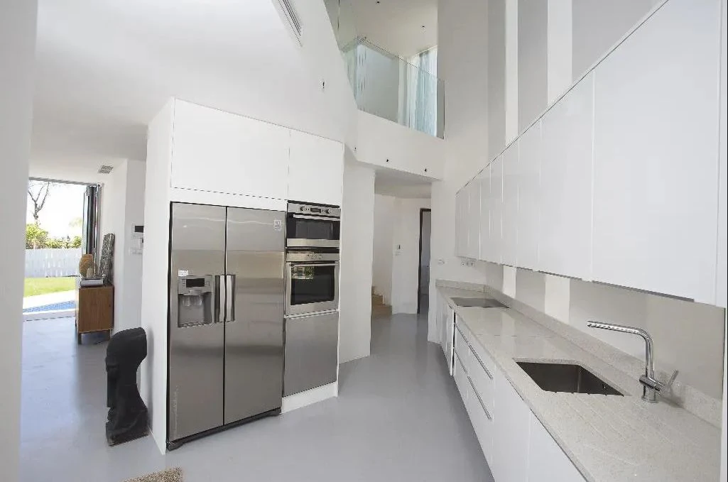 Luxurious modern frontline villa with stunning sea views