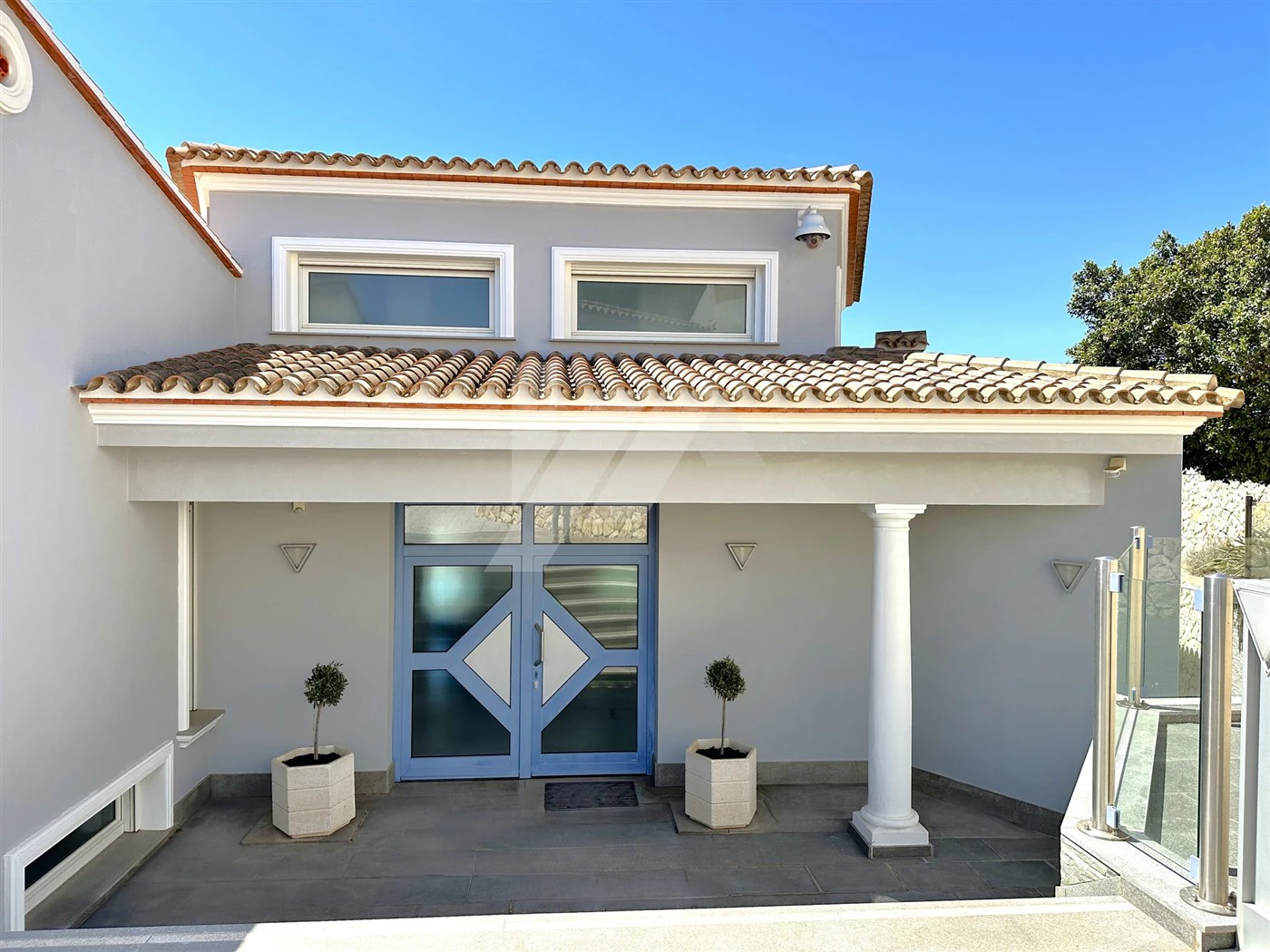 Villa met panoramisch zeezicht te koop in Moraira, Costa Blanca.
