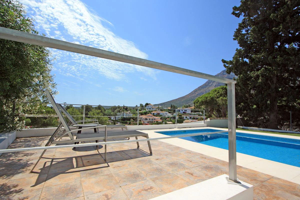 VILLA WITH OPEN VIEWS IN DÉNIA