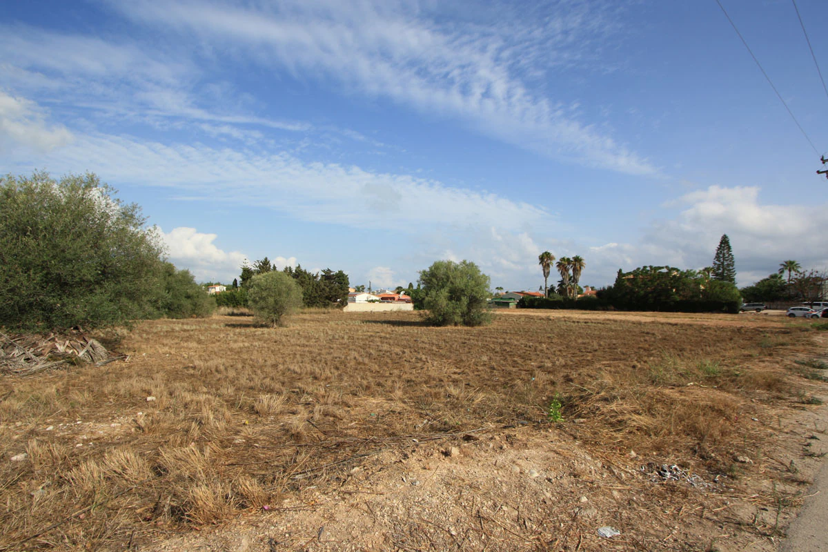 For sale urban plot of 6,126 m2 near the sea