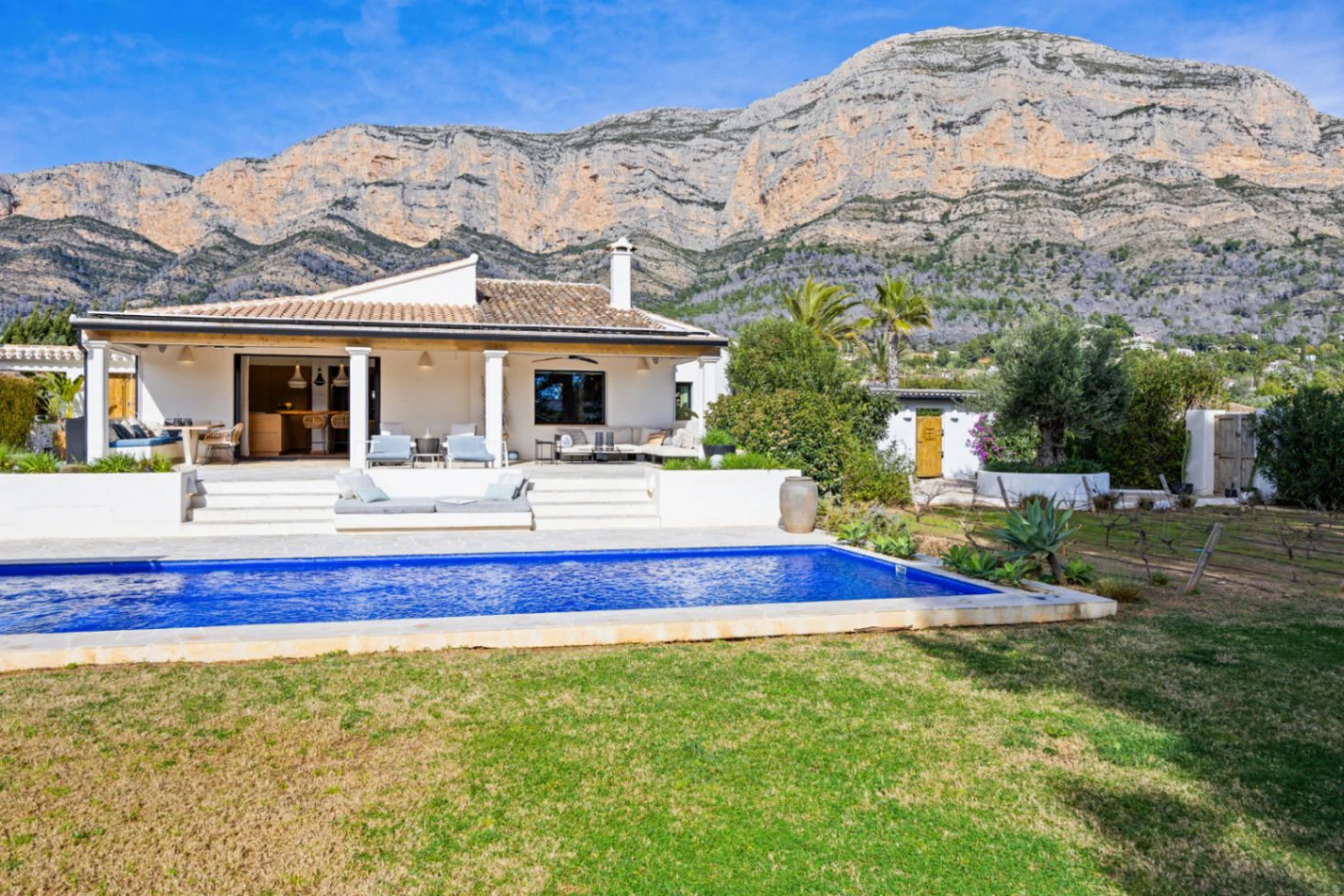 Renovated villa in the Montgo area with a separate guest house.